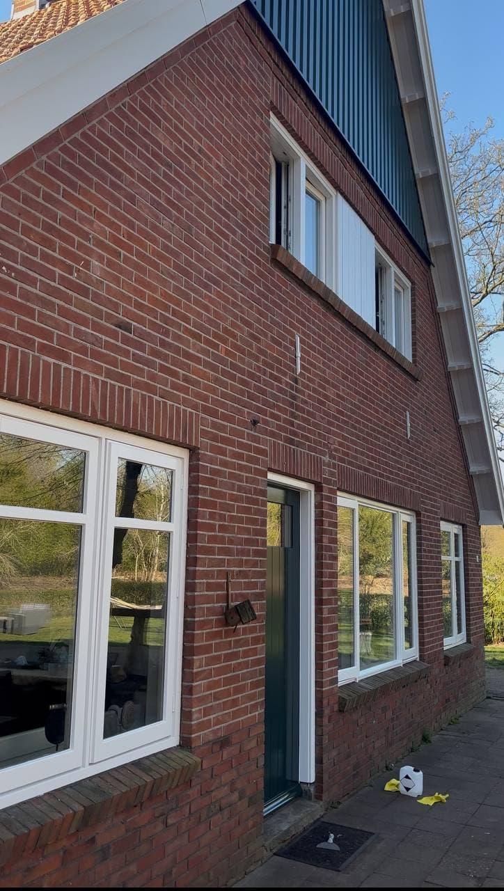 Houten kozijnen schilderen: wanneer is het nodig en hoe pak je het goed aan?